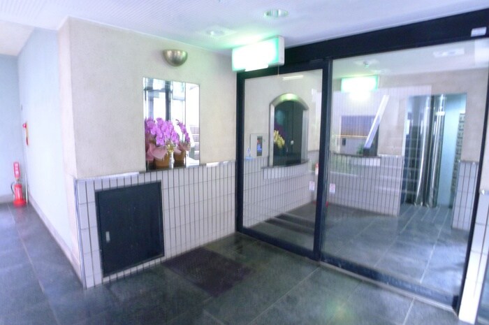 物件外観写真3　(エントランス部分)