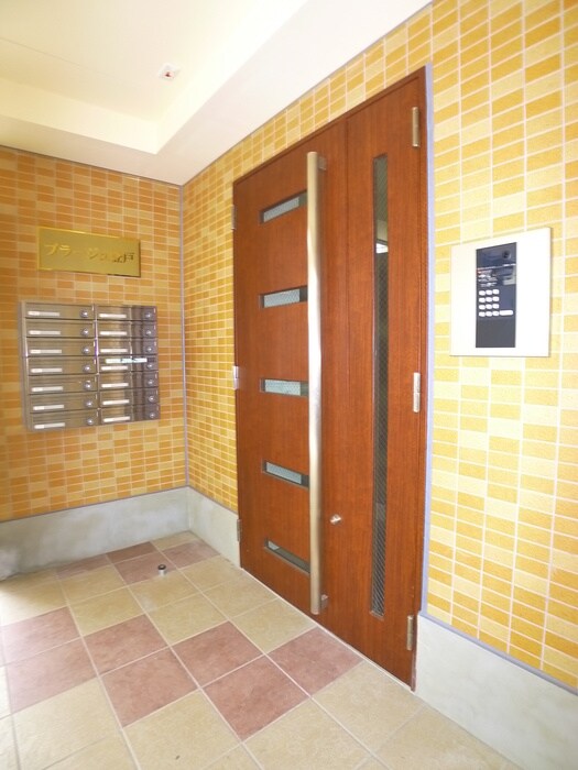 物件外観写真3　(エントランス部分)