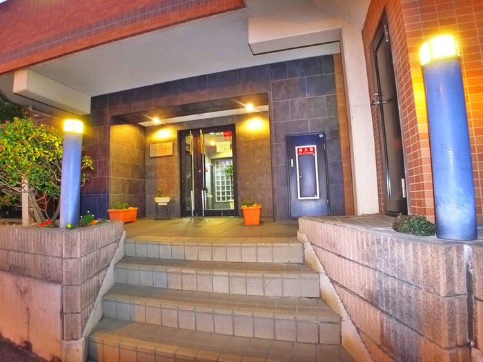 物件外観写真3　(エントランス部分)