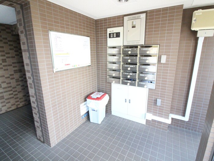 物件外観写真4　(エントランス部分)