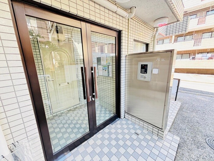 物件外観写真4　(エントランス部分)