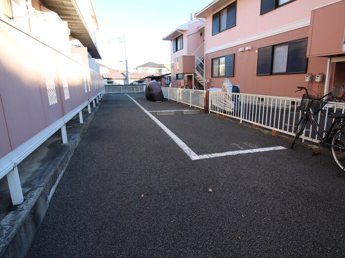 物件外観写真4　(駐車場)