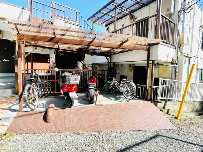 物件外観写真4　(駐輪場)