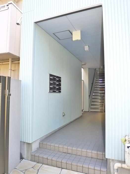 物件外観写真4　(エントランス部分)