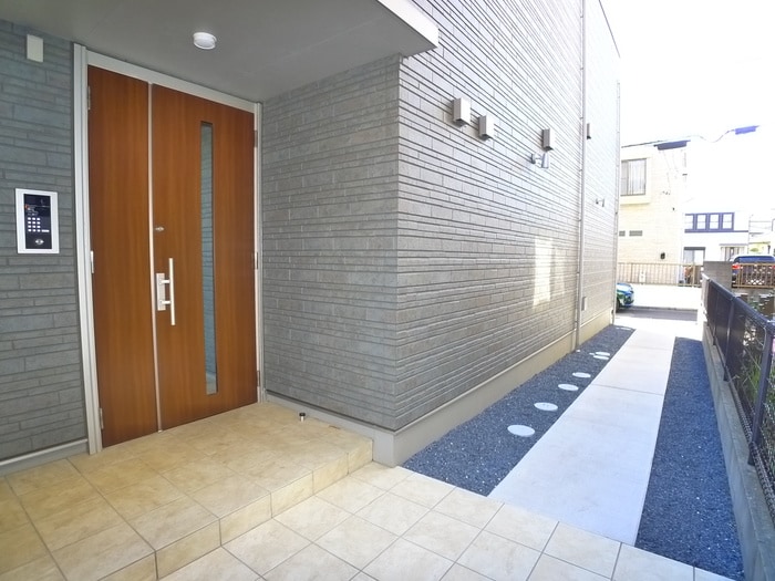 物件外観写真4　(エントランス部分)