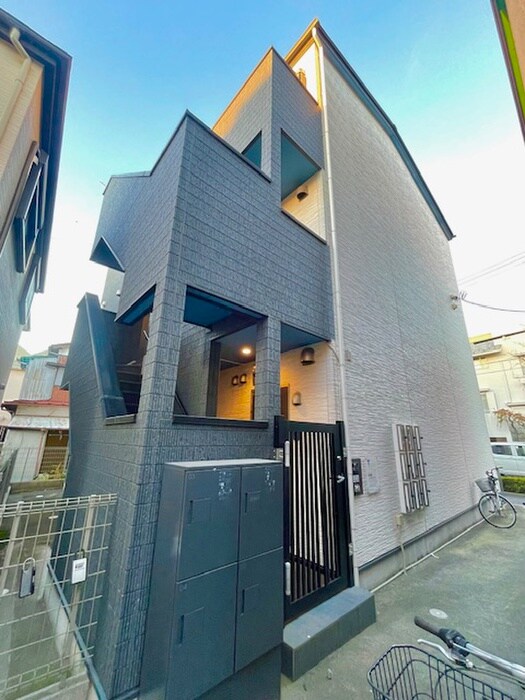 物件外観写真2　(エントランス部分)