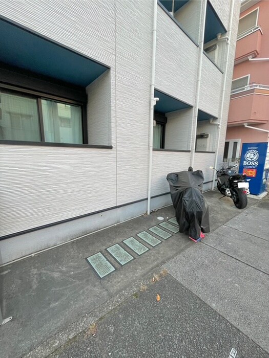 物件外観写真6　(バイク置き場)