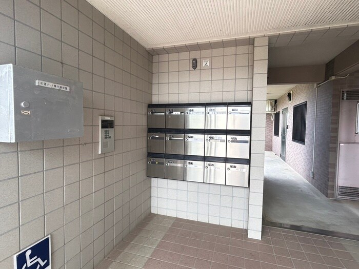 物件外観写真5　(エントランス部分)