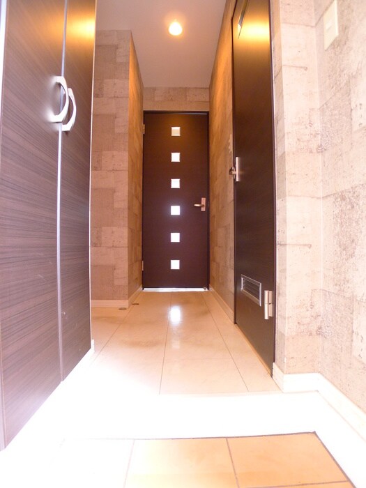 物件内観写真16　(玄関)