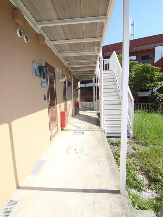 物件外観写真4　(エントランス部分)