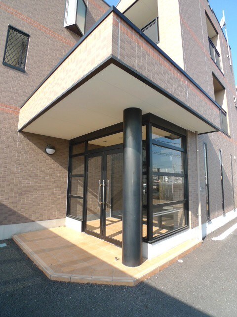 物件外観写真2　(エントランス部分)