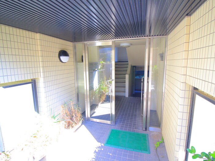 物件外観写真3　(エントランス部分)