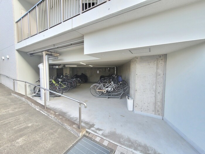 物件外観写真4　(駐輪場)