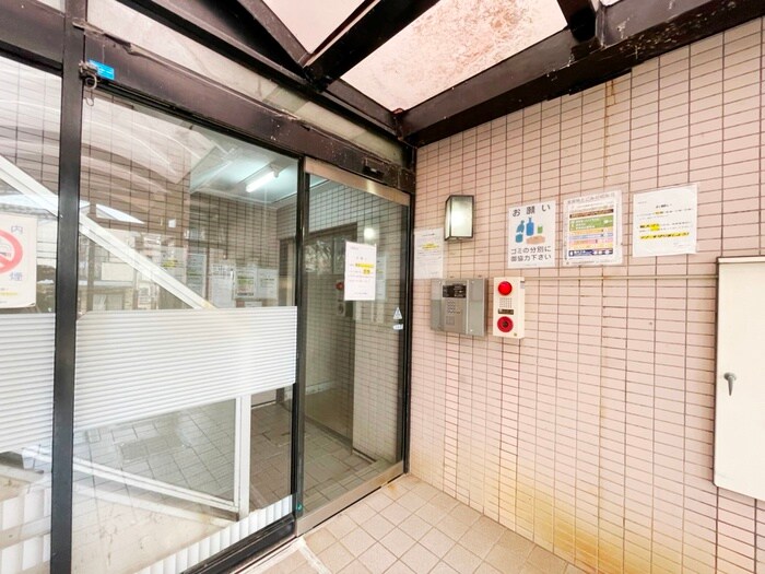 物件外観写真3　(エントランス部分)