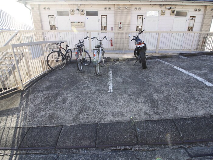 物件外観写真3　(駐輪場)