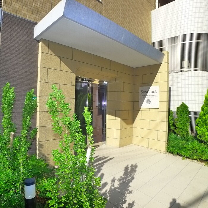 物件外観写真2　(エントランス部分)