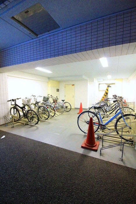 物件外観写真3　(バイク置き場)