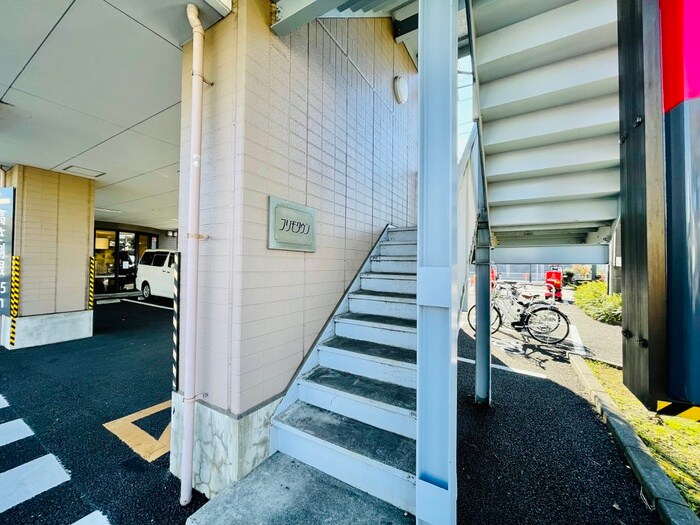 物件外観写真3　(エントランス部分)