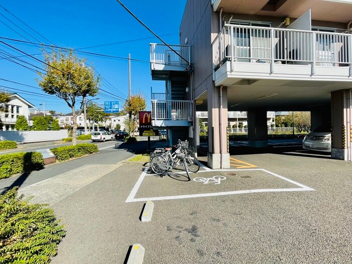 物件外観写真4　(駐輪場)