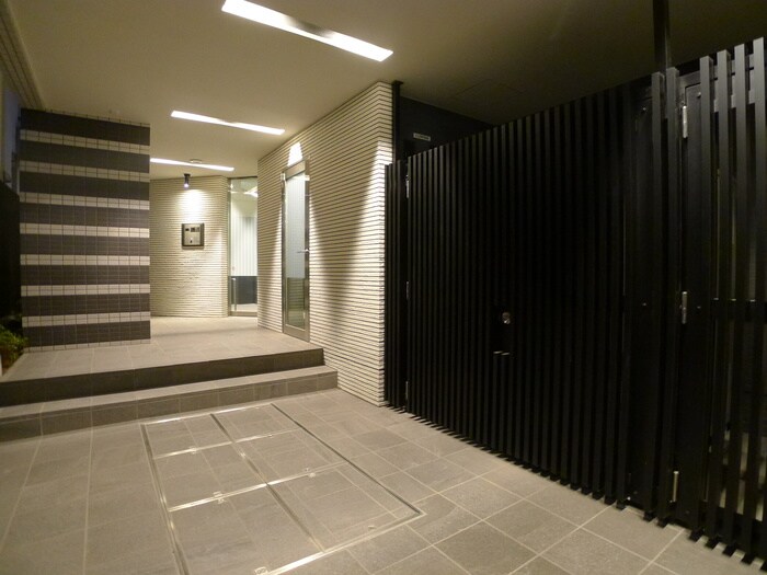 物件外観写真3　(エントランス部分)