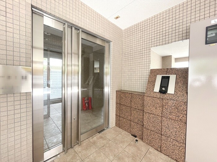 物件外観写真3　(エントランス部分)