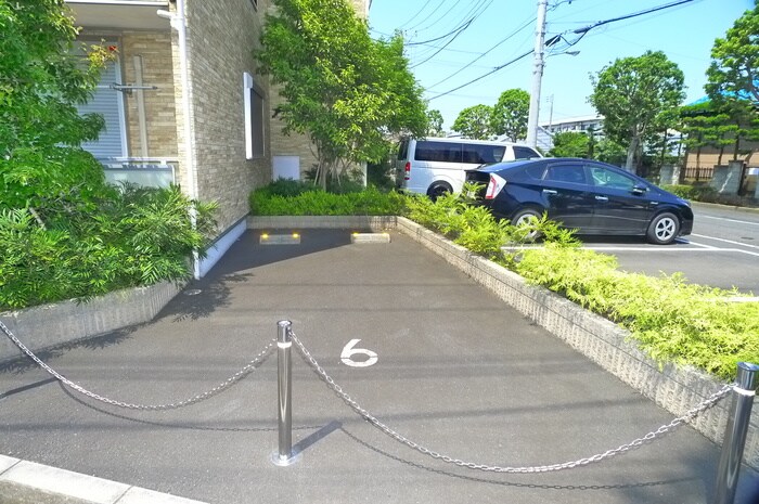 物件外観写真4　(駐車場)