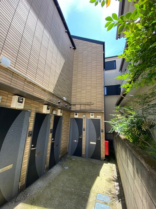 物件外観写真3　(エントランス部分)