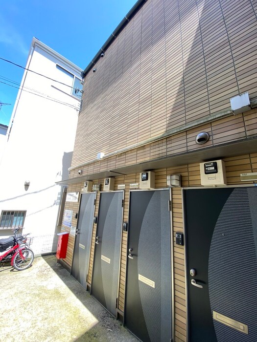 物件外観写真4　(エントランス部分)