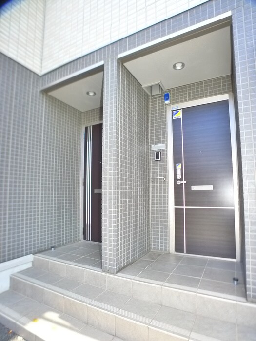 物件外観写真3　(エントランス部分)