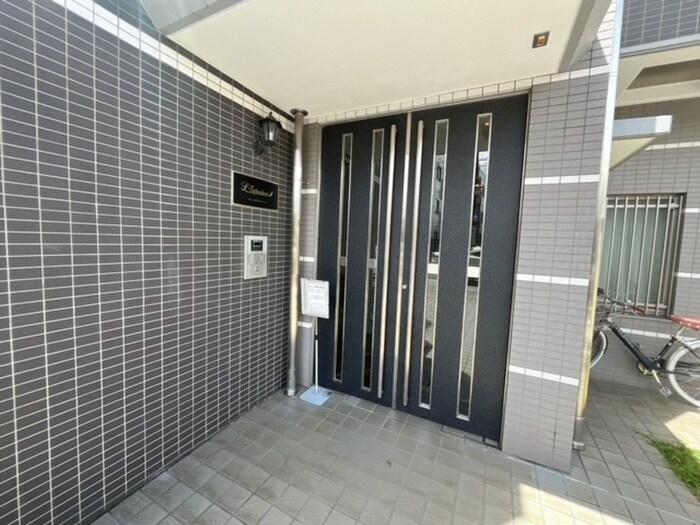 物件外観写真3　(エントランス部分)