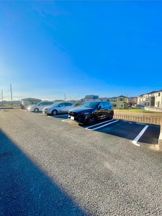物件外観写真2　(駐車場)