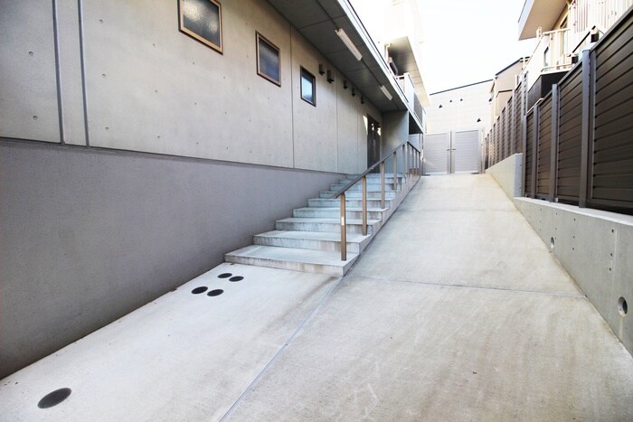 物件外観写真5　(エントランス部分)