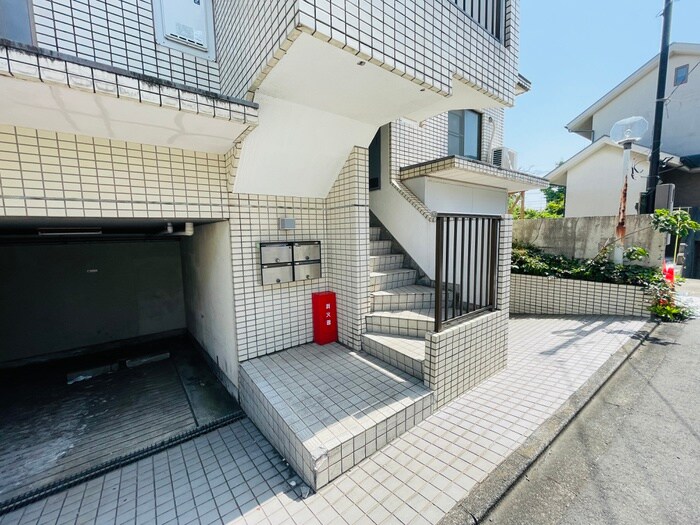 物件外観写真5　(エントランス部分)