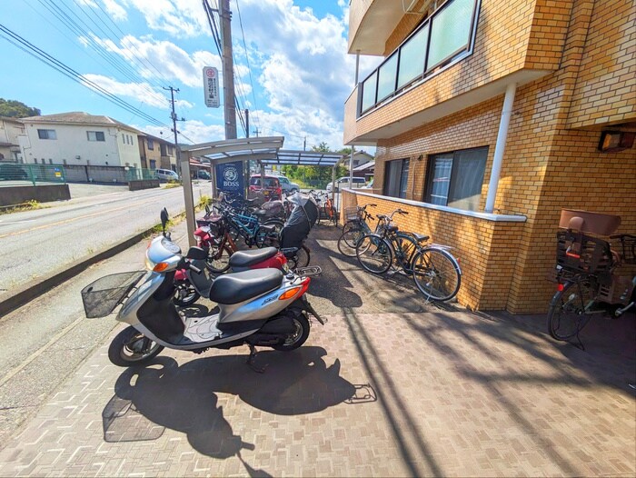 物件外観写真4　(駐輪場)