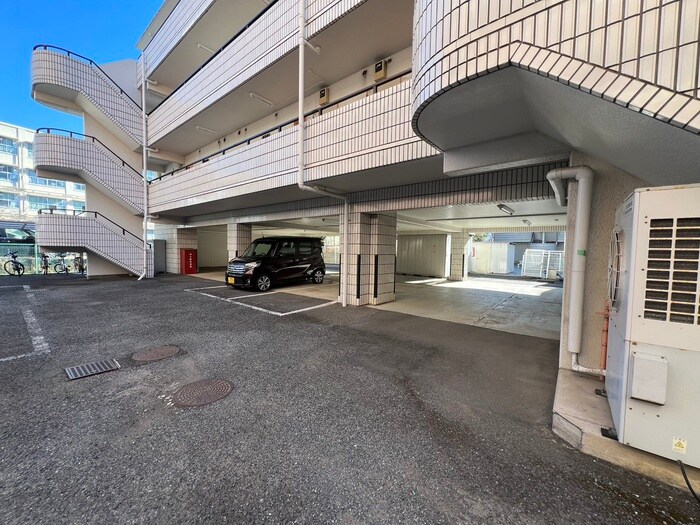 物件外観写真4　(駐車場)