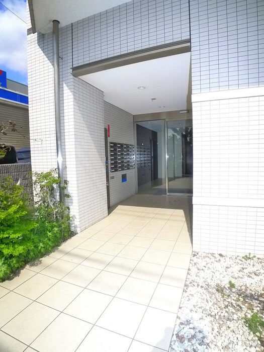 物件外観写真3　(エントランス部分)