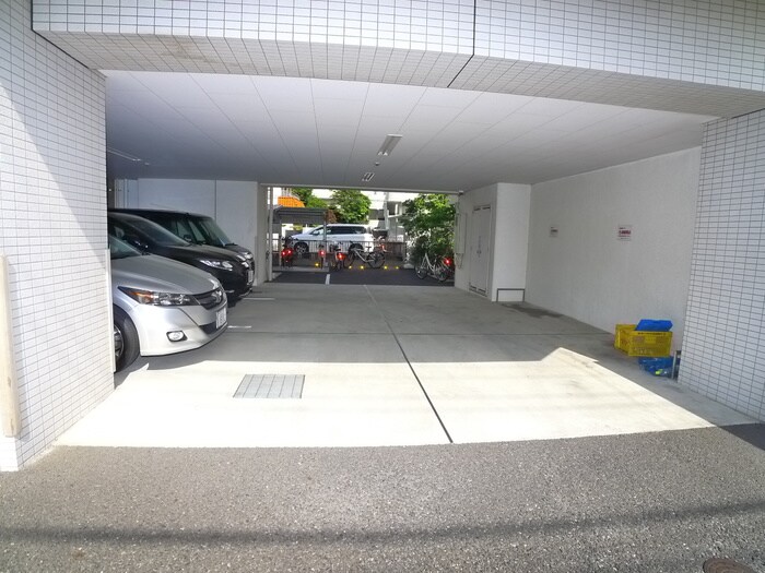 物件外観写真5　(駐車場)