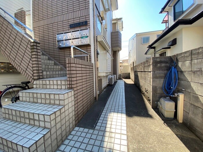 物件外観写真3　(エントランス部分)