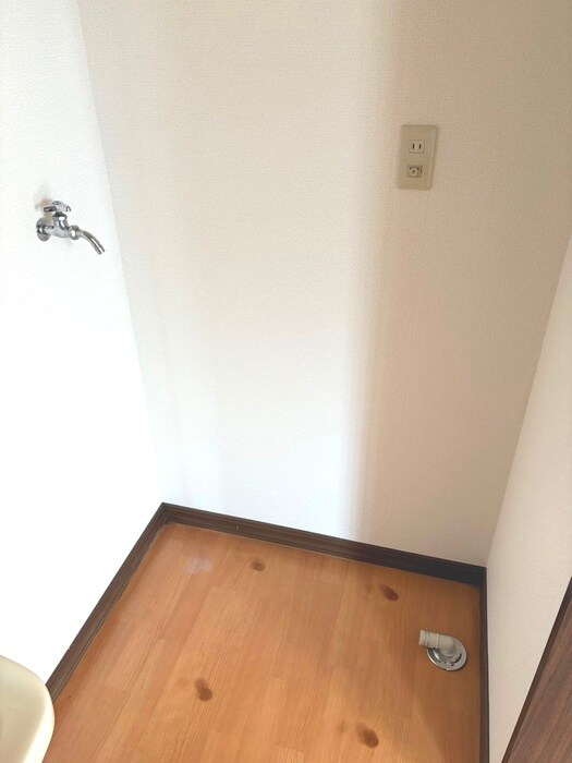 物件内観写真12　(洗濯機置場)