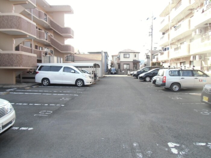 物件外観写真3　(駐車場)