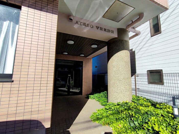 物件外観写真2　(エントランス部分)