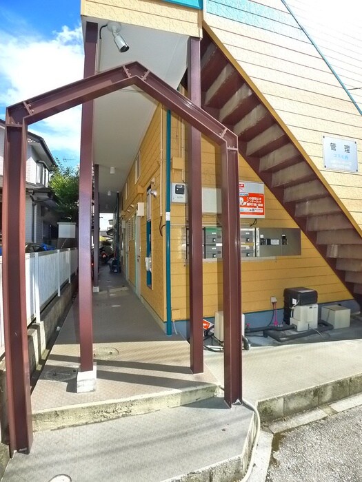 物件外観写真3　(エントランス部分)