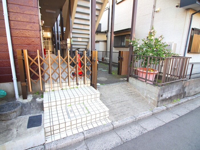 物件外観写真3　(エントランス部分)