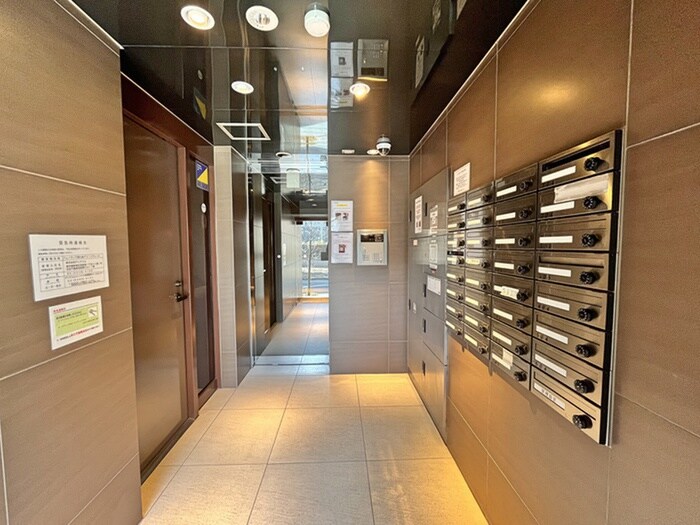 物件外観写真2　(エントランス部分)