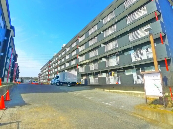 物件外観写真2　(駐車場)