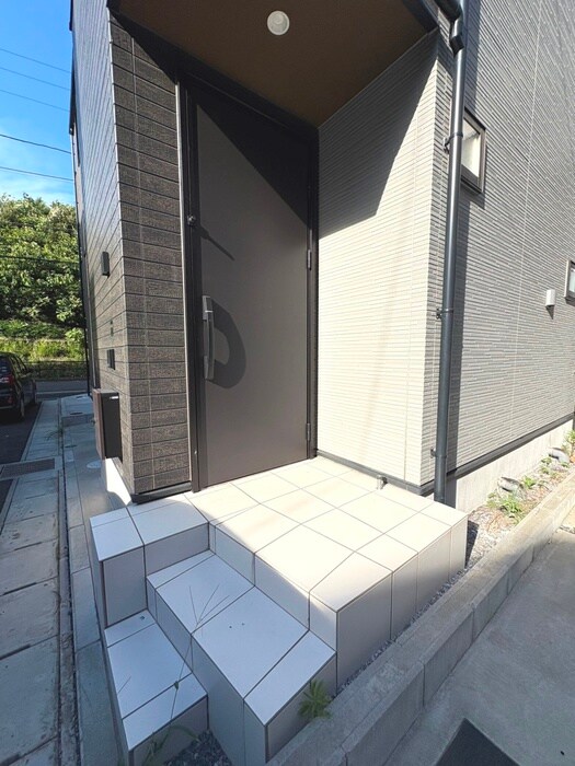 物件外観写真2　(エントランス部分)
