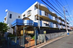 ｱｾﾞﾘｱｶﾞｰﾃﾞﾝﾊｲﾂ外観写真