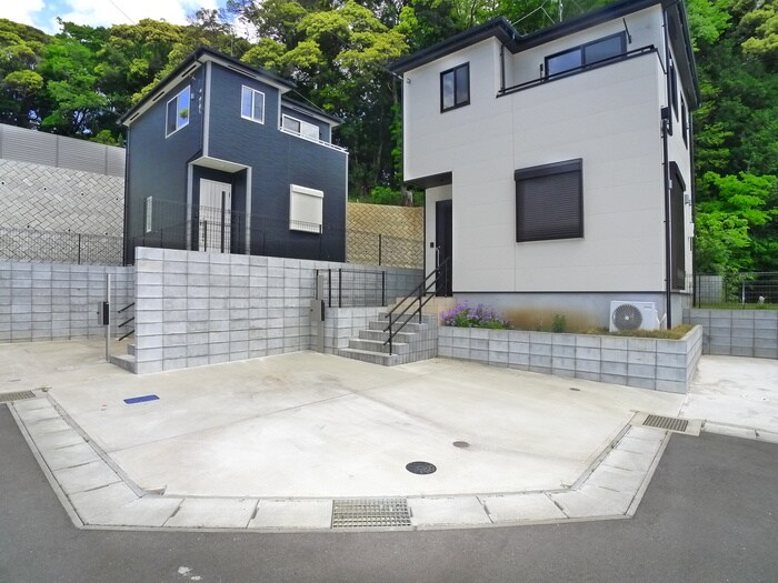 物件外観写真4　(駐車場)