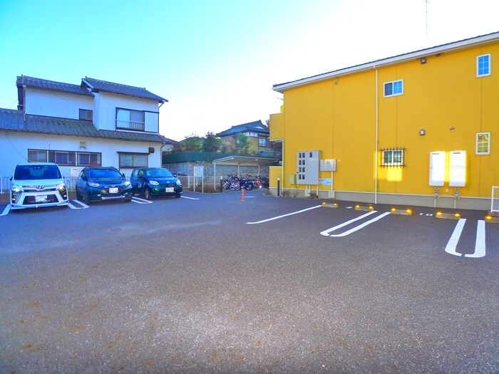 物件外観写真2　(駐車場)
