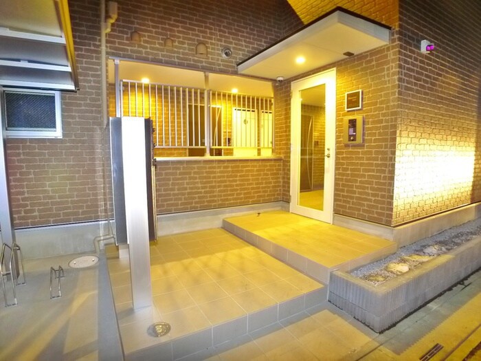 物件外観写真2　(エントランス部分)